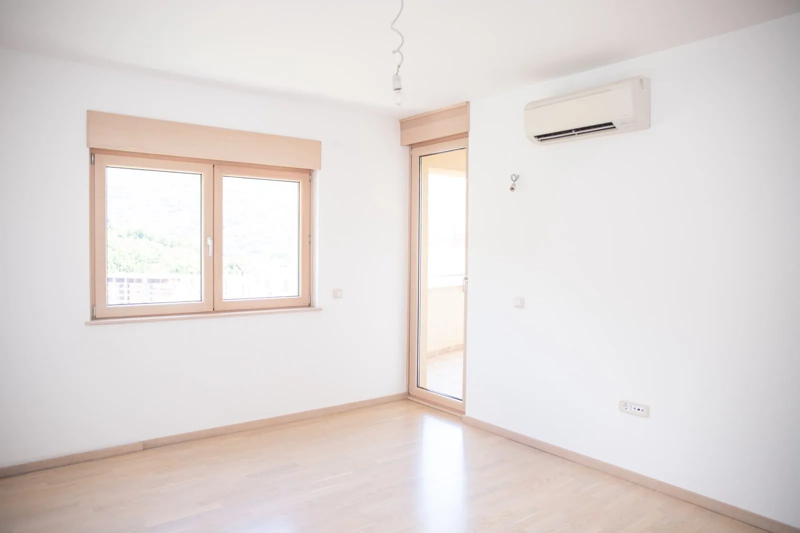 Bečići'nde Havuzlu, Deniz Manzaralı 2+1 Daire